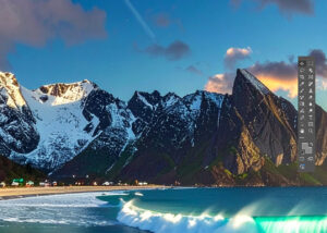 Photoshop Grundlagen Schulung - große türkisfarbene Welle die gerade am Strand bricht. Im Hintergrund ein Bergpanorama mit Schnee auf den Hängen. Sureal