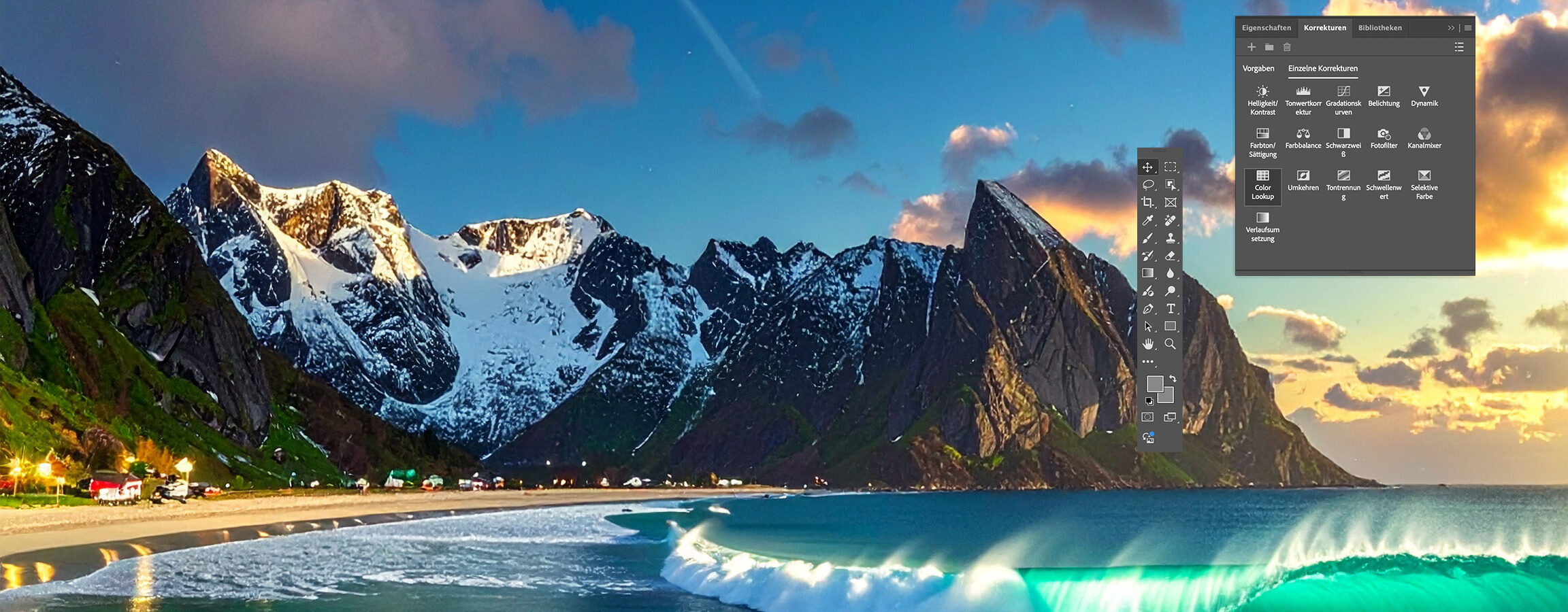 Photoshop Grundlagen Schulung - große türkisfarbene Welle die gerade am Strand bricht. Im Hintergrund ein Bergpanorama mit Schnee auf den Hängen. Sureal